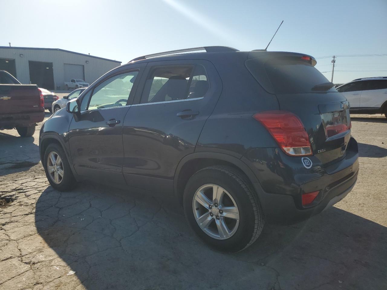 3GNCJLSB7JL252186 2018 CHEVROLET TRAX - Image 2