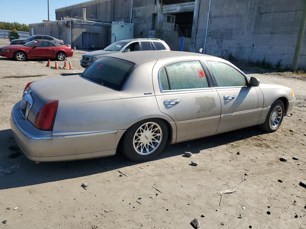 1LNHM82W0YY864594 2000 Lincoln Town Car Signature