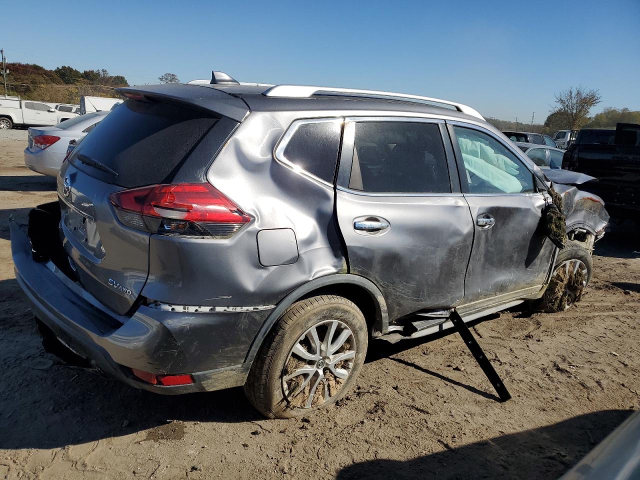 2017 Nissan Rogue - Image 3