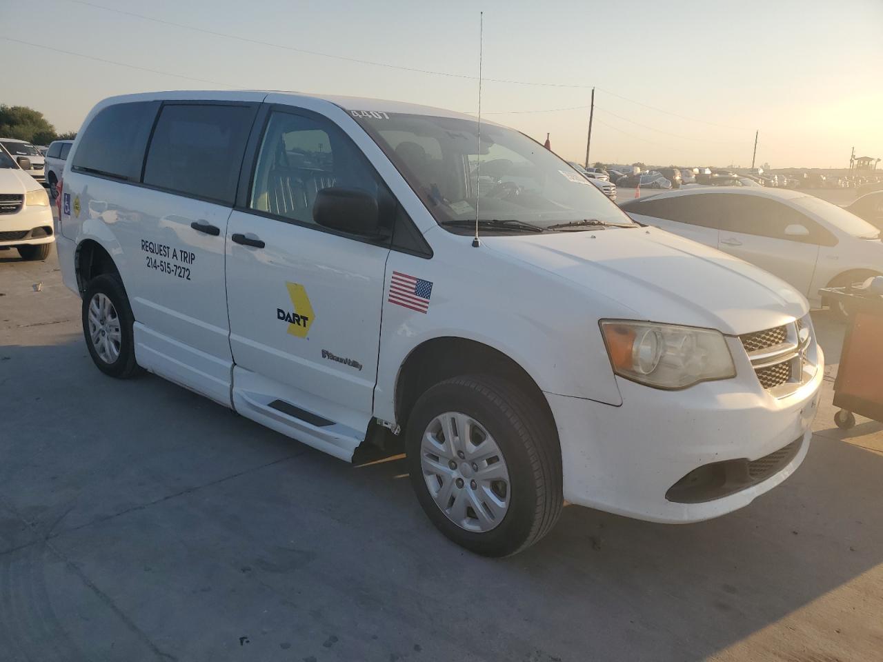 2019 Dodge Caravan - Image 4