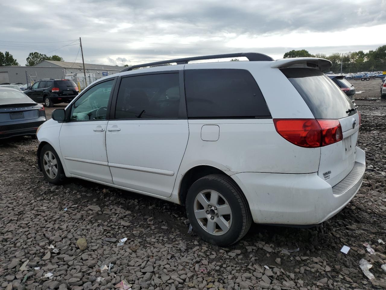 2009 Toyota Sienna - Image 2