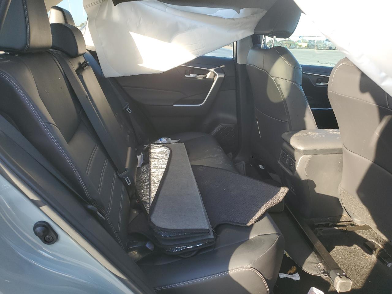 2023 Toyota RAV 4 - Image 12