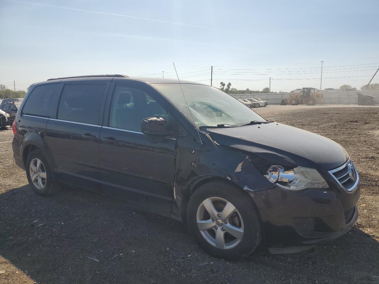 2011 Volkswagen Routan - Image 4