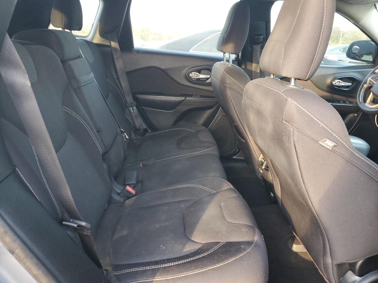 2015 Jeep Grand Cherokee - Image 11