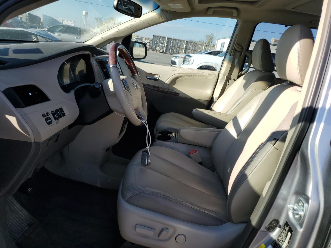 2012 Toyota Sienna Xle VIN: 5TDYK3DC4CS195489 Lot: 84370125