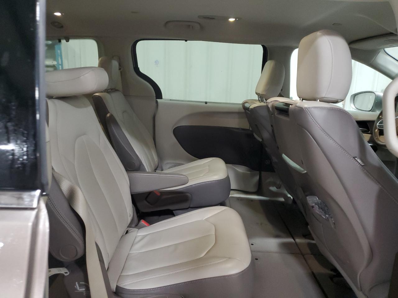 2017 Chrysler Pacifica - Image 11