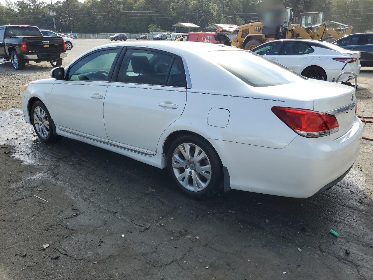 2011 Toyota Avalon - Image 2