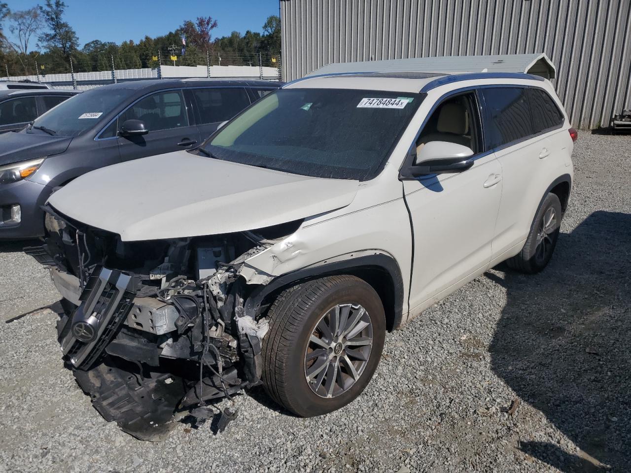 5TDKZRFH5HS518131 2017 TOYOTA HIGHLANDER - Image 1