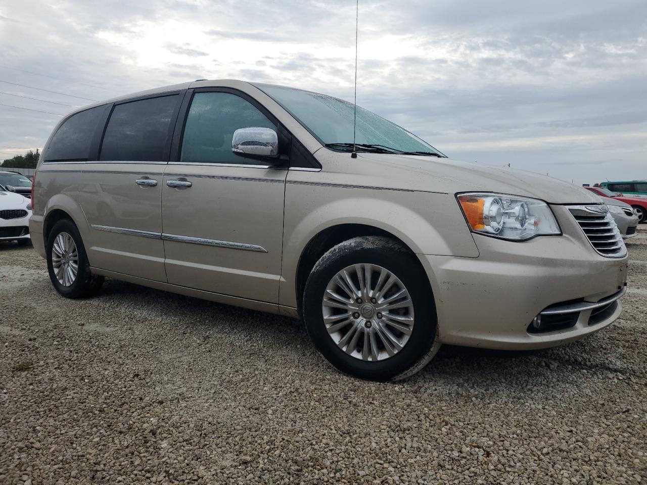 2015 Chrysler Town & Country - Image 4