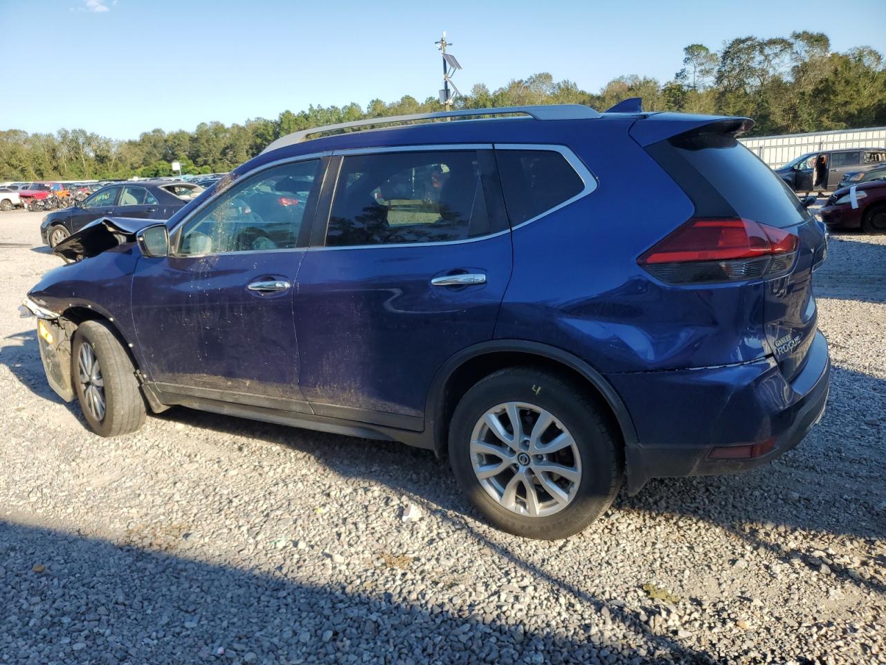 5N1AT2MM2HC828237 2017 NISSAN ROGUE - Image 2