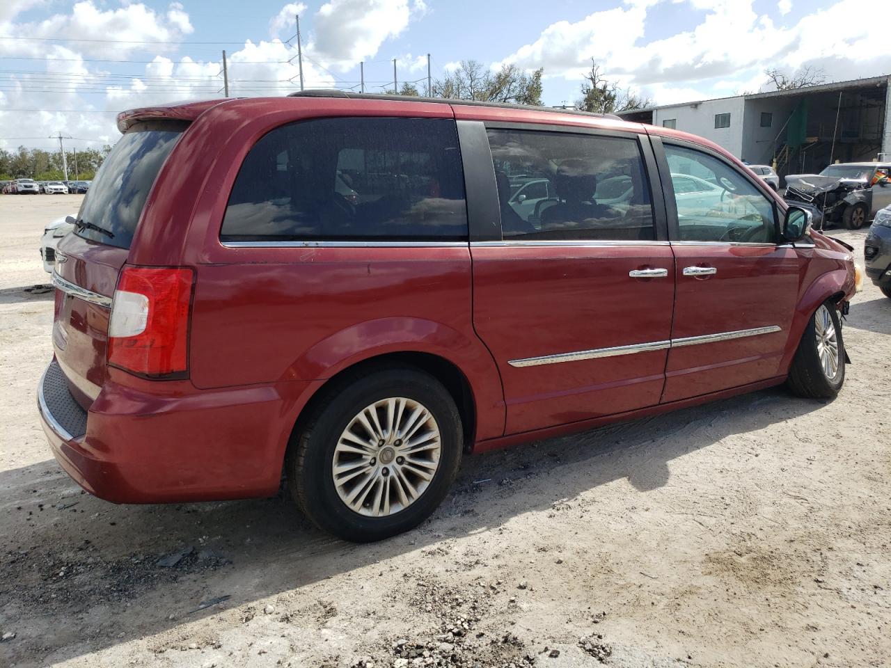 2013 Chrysler Town & Country - Image 3