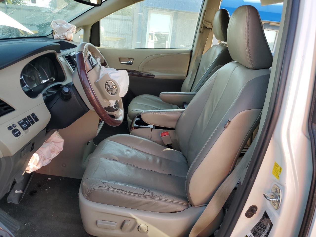 2011 Toyota Sienna - Image 7