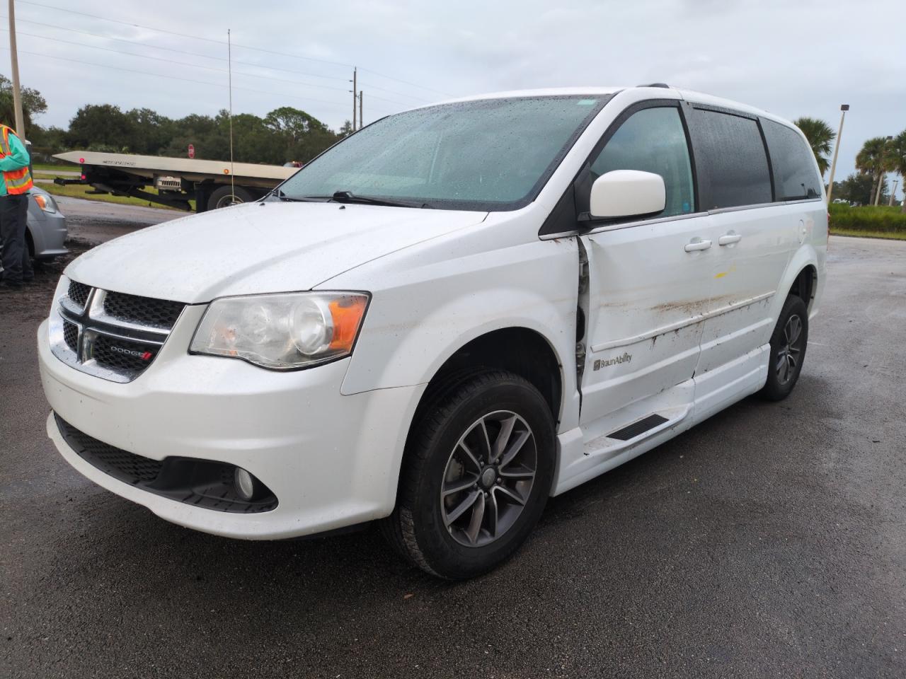 2017 Dodge Caravan - Image 1