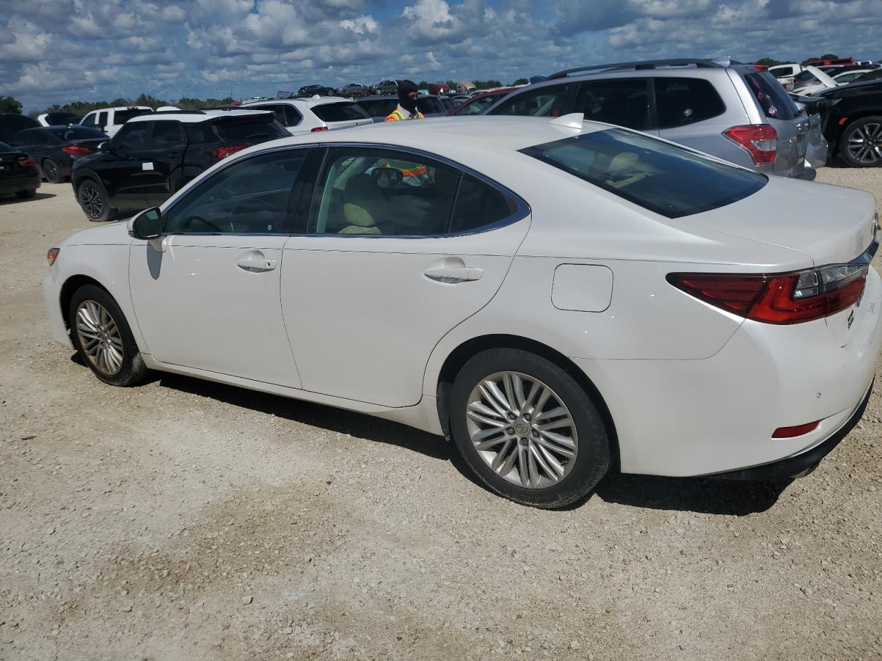 58ABK1GG6HU040054 2017 LEXUS ES - Image 2