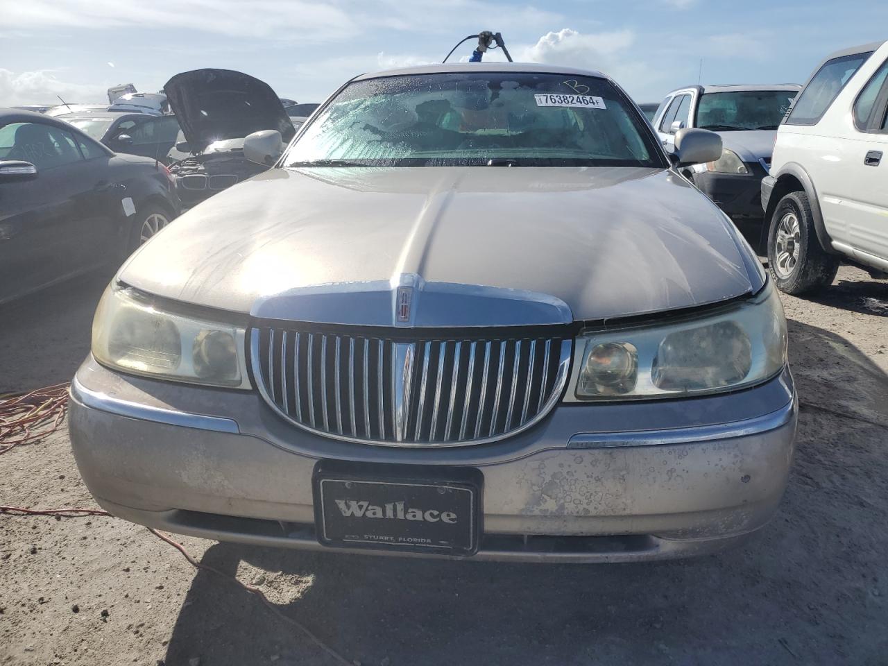 2002 Lincoln Town Car - Image 5