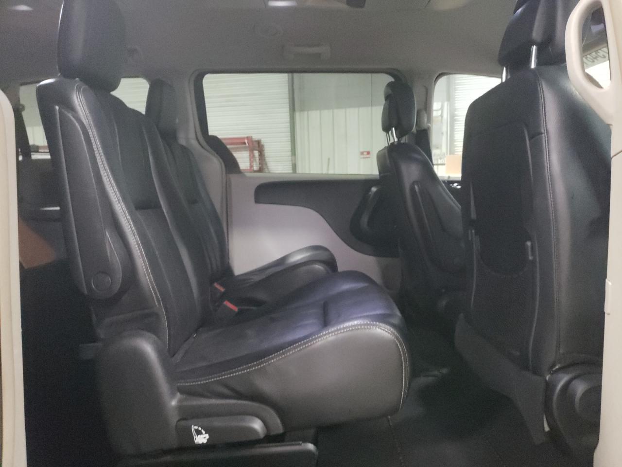 2012 Chrysler Town & Country - Image 11