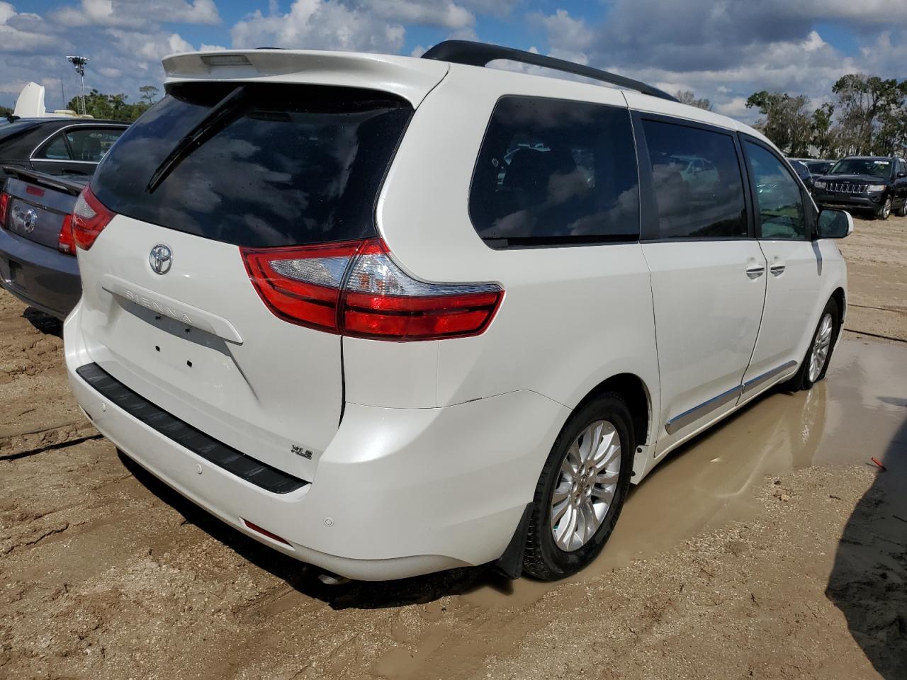 5TDYK3DC4FS647039 2015 Toyota Sienna Xle