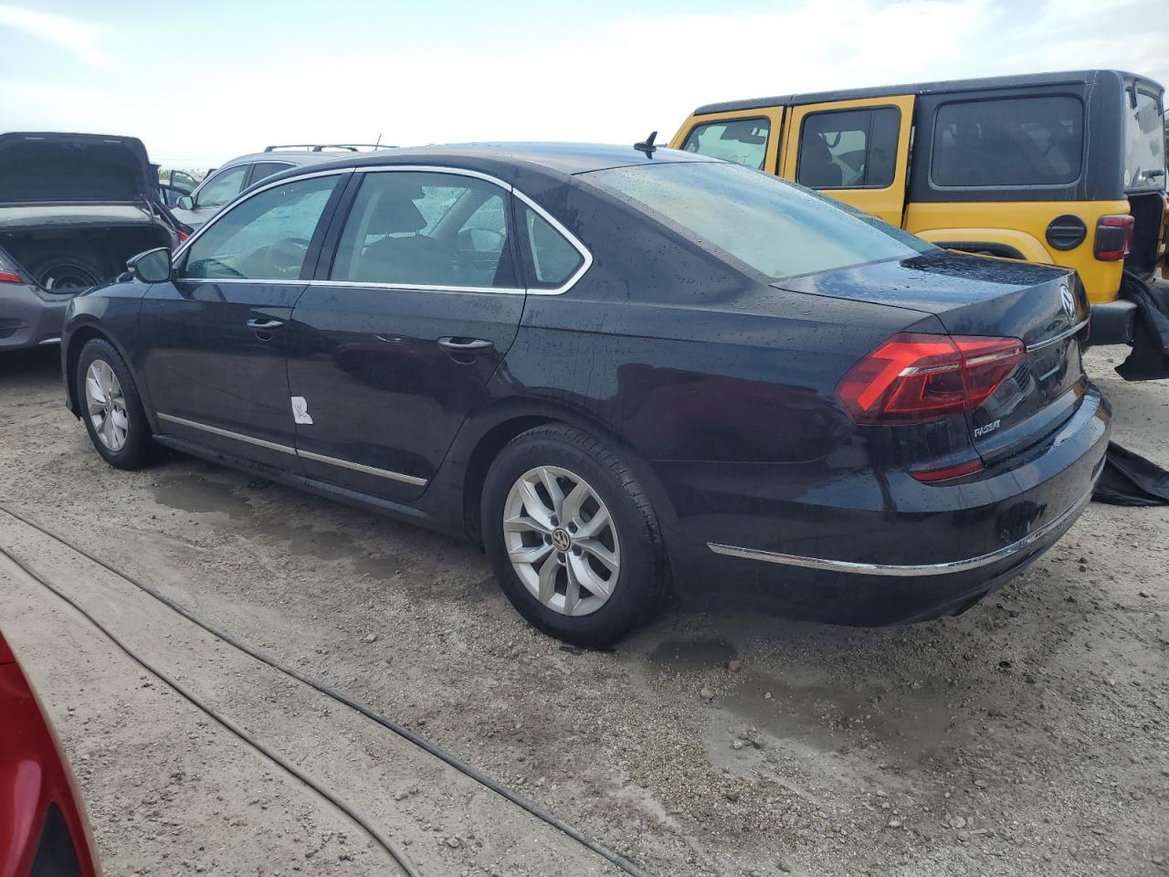 1VWAT7A37HC001361 2017 VOLKSWAGEN PASSAT - Image 2