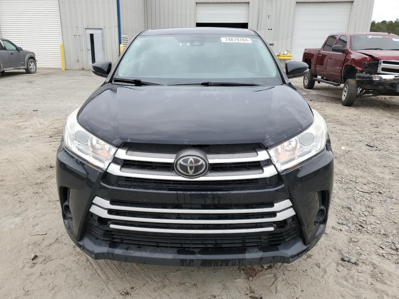 5TDZARFH0JS033116 2018 Toyota Highlander Le