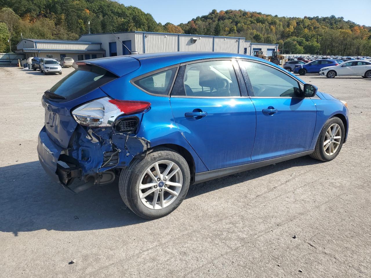 VIN 1FADP3K25JL315556 2018 FORD FOCUS no.3