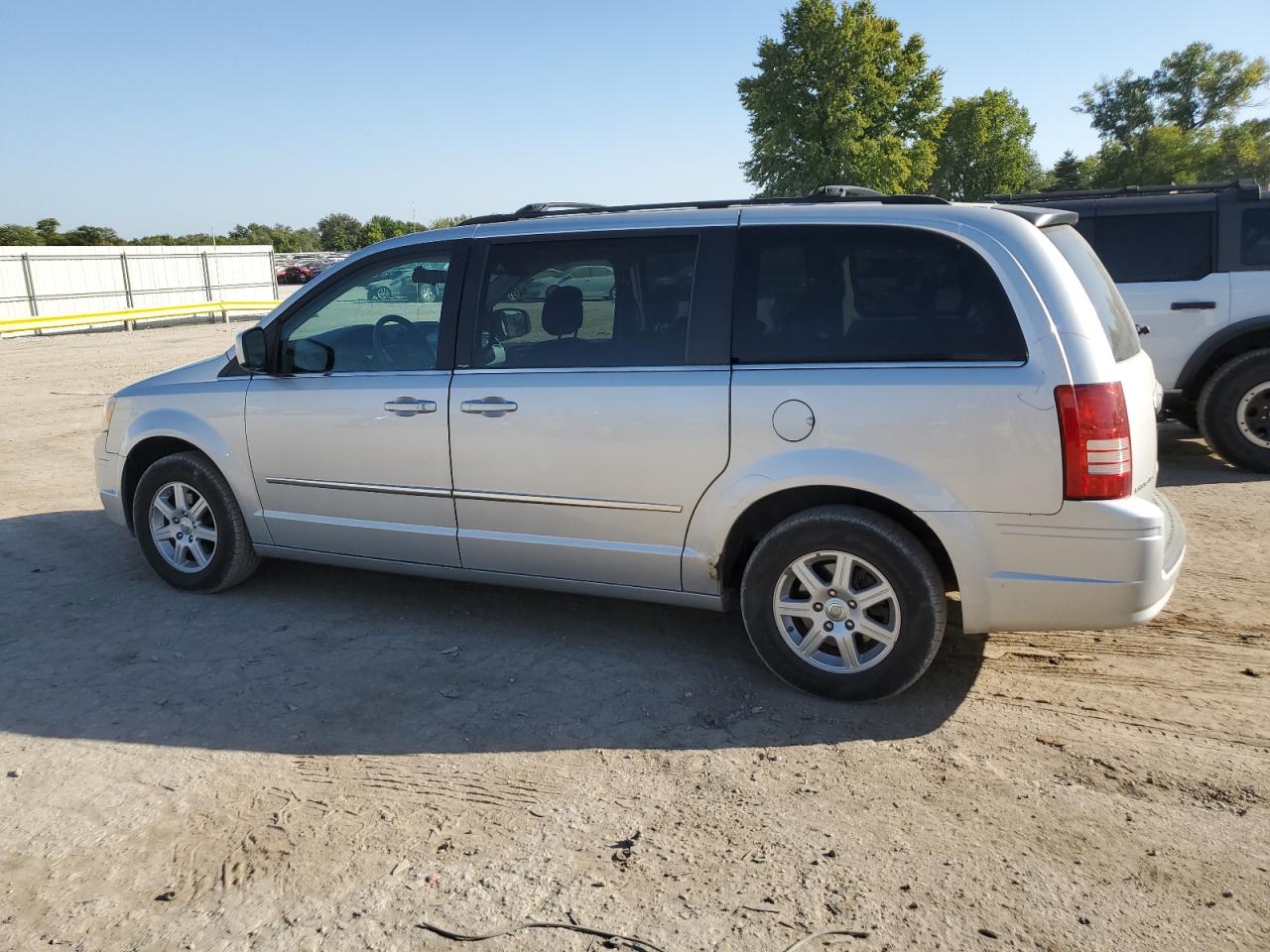 2010 Chrysler Town & Country - Image 2
