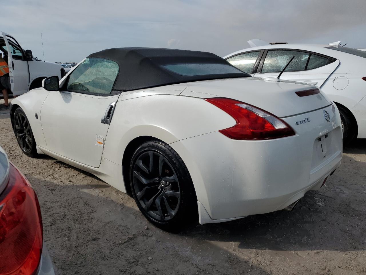 2014 Nissan 370Z - Image 2
