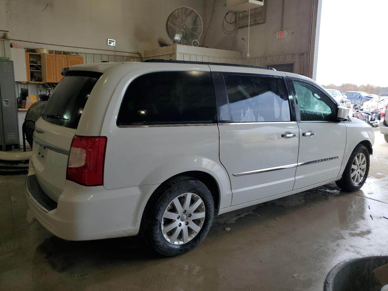 2016 Chrysler Town & Country - Image 3