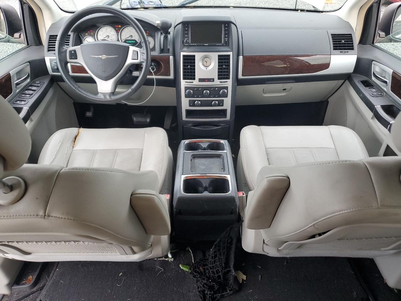 2010 Chrysler Town & Country - Image 8