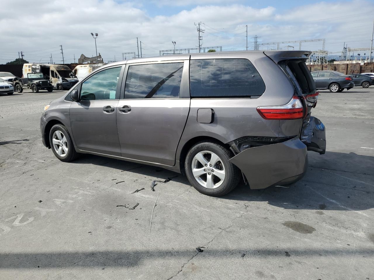 2016 Toyota Sienna - Image 2