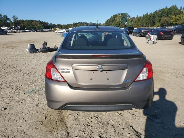 Седани NISSAN VERSA 2016 Сірий