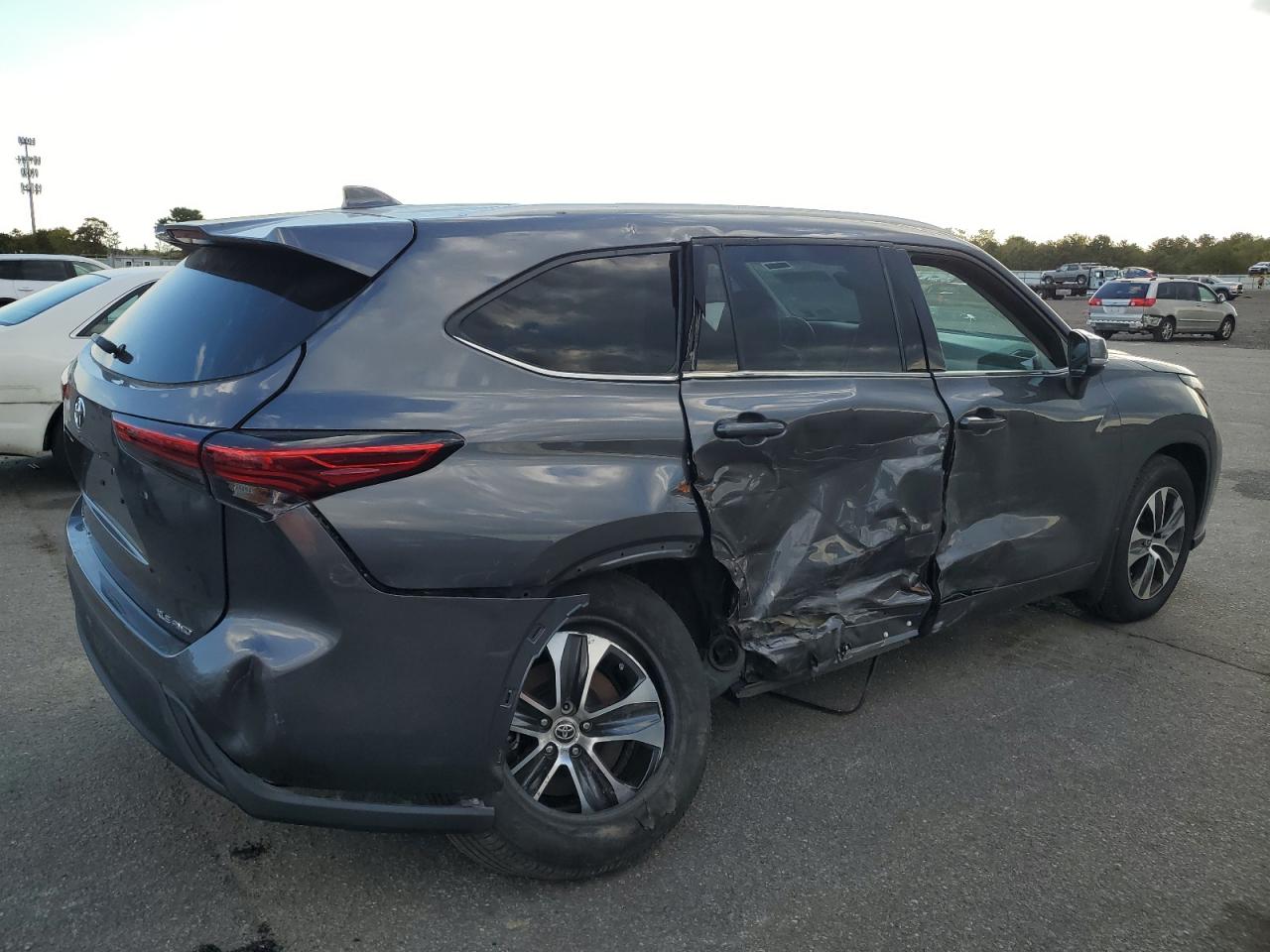 2021 Toyota Highlander - Image 3
