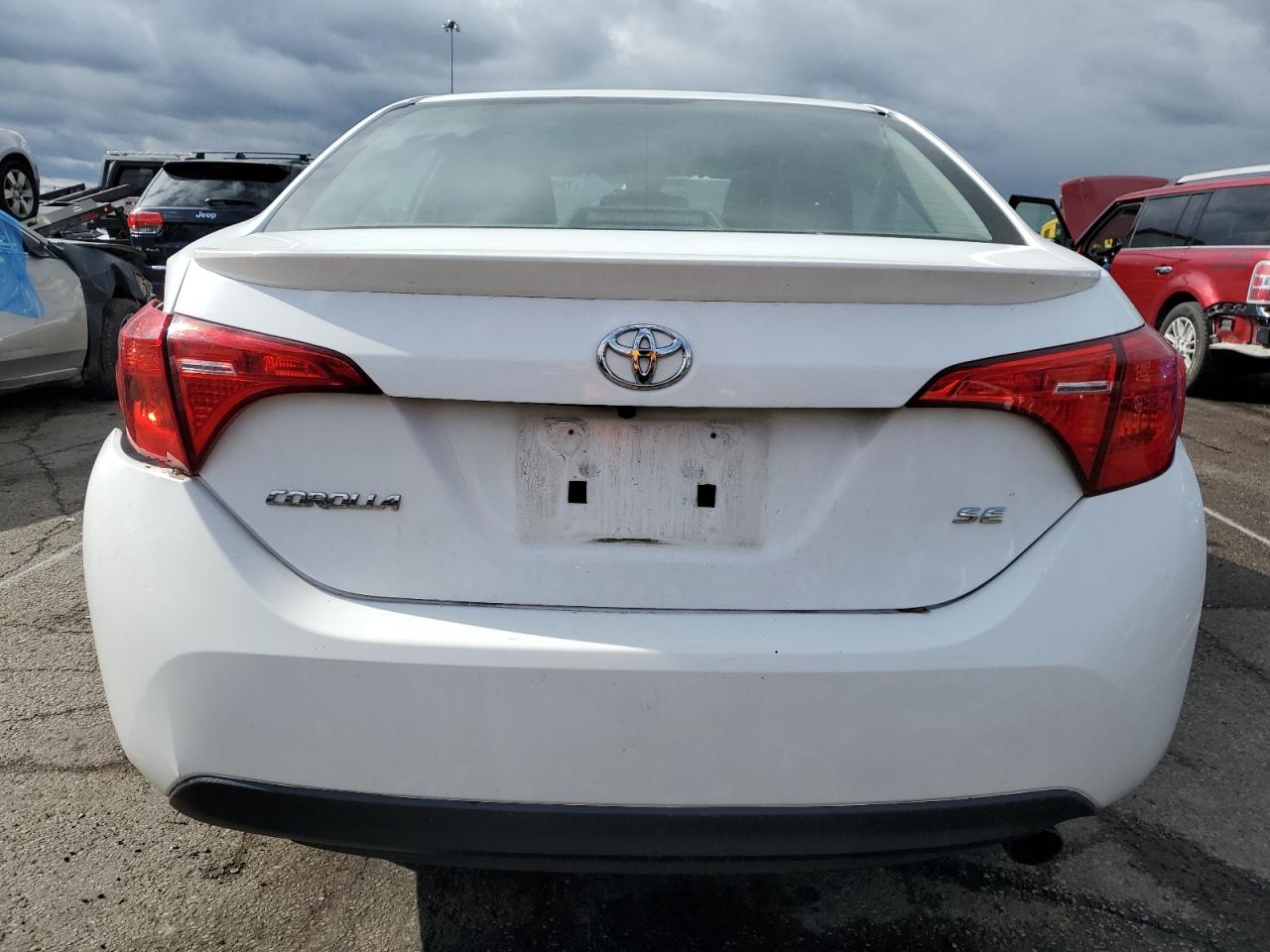 2018 Toyota Corolla L VIN: 2T1BURHE6JC085676 Lot: 75925404