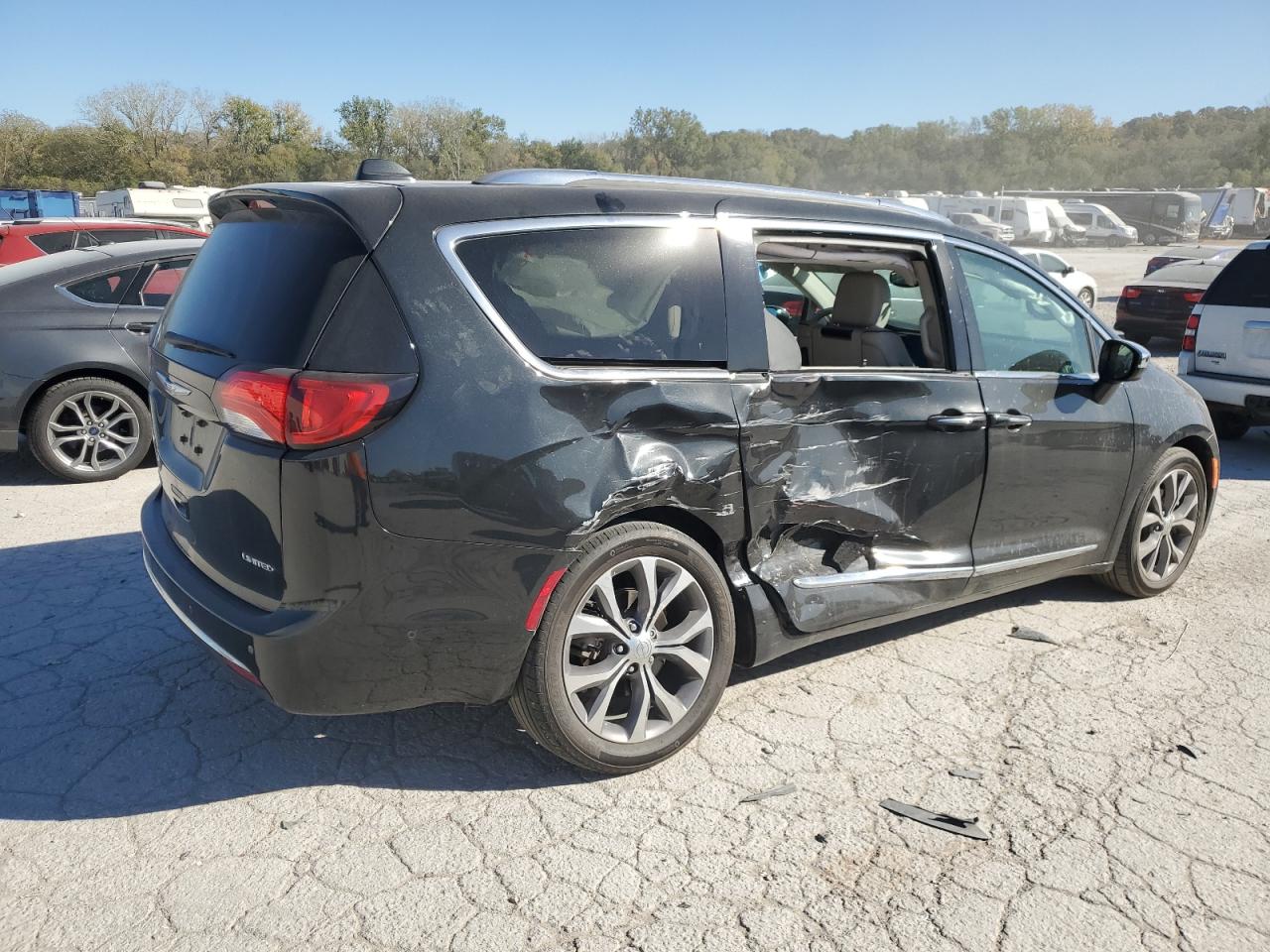 2018 Chrysler Pacifica - Image 3