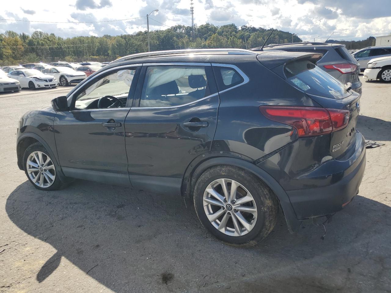 2019 Nissan Rogue - Image 2