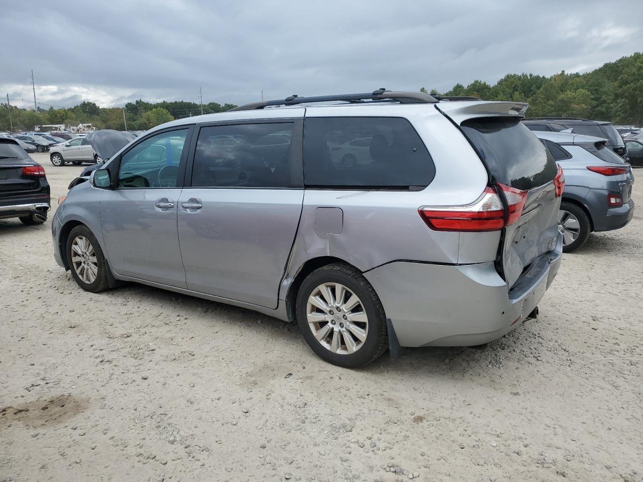 2015 Toyota Sienna - Image 2