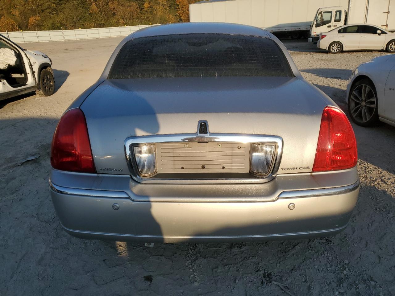 2004 Lincoln Town Car - Image 6