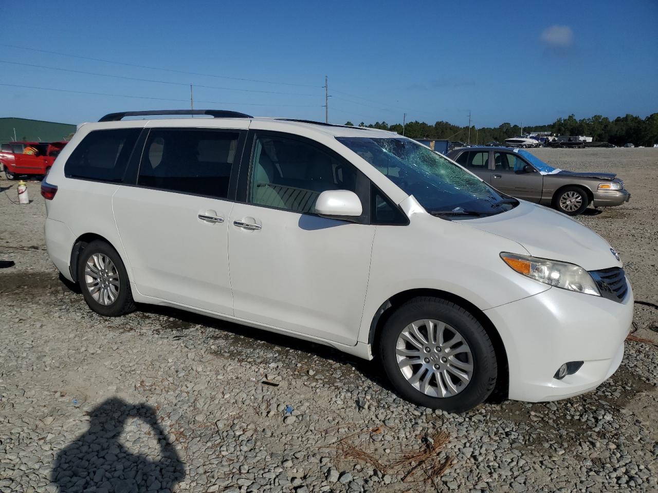 2015 Toyota Sienna - Image 4