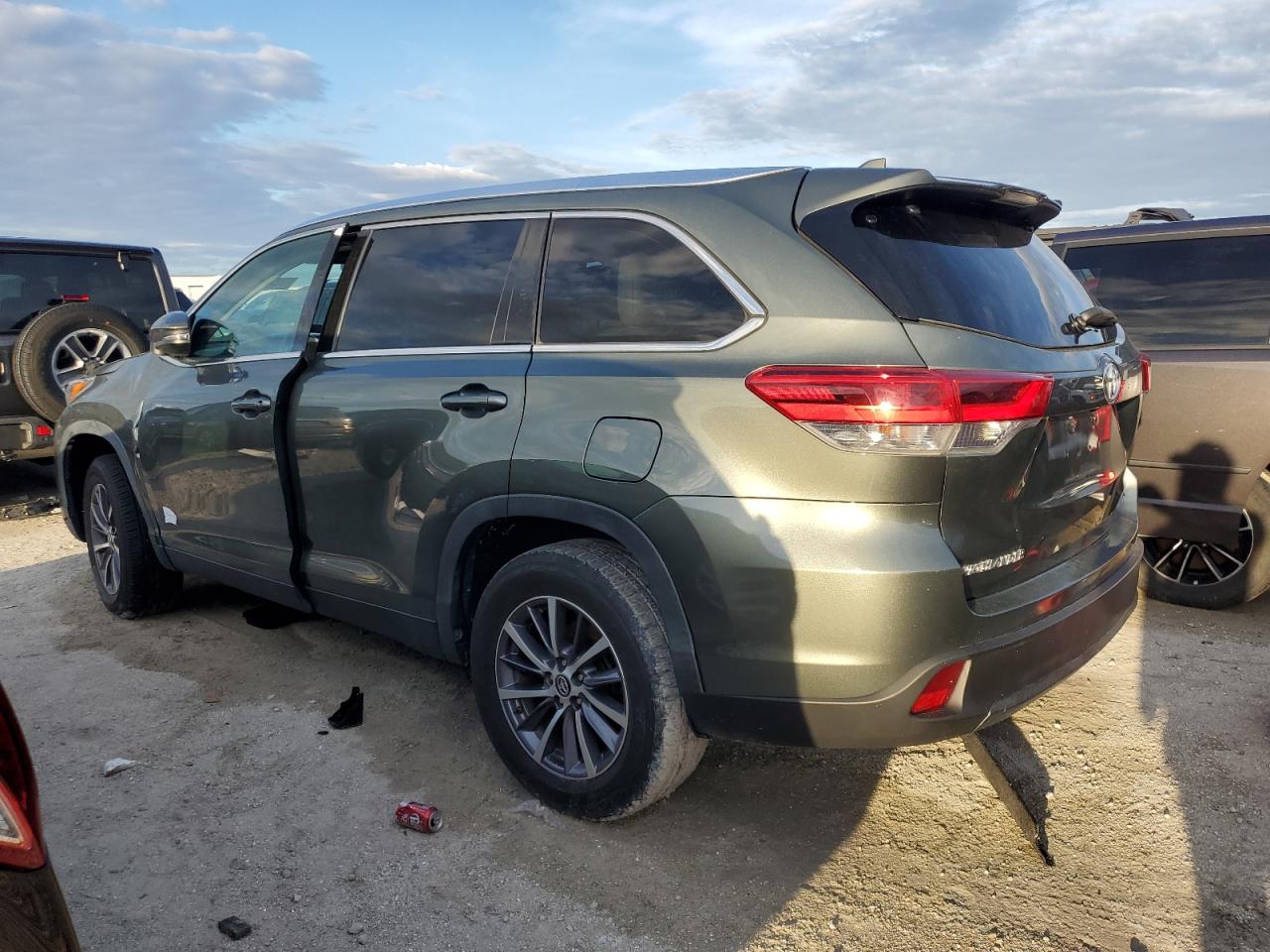 2019 Toyota Highlander - Image 2