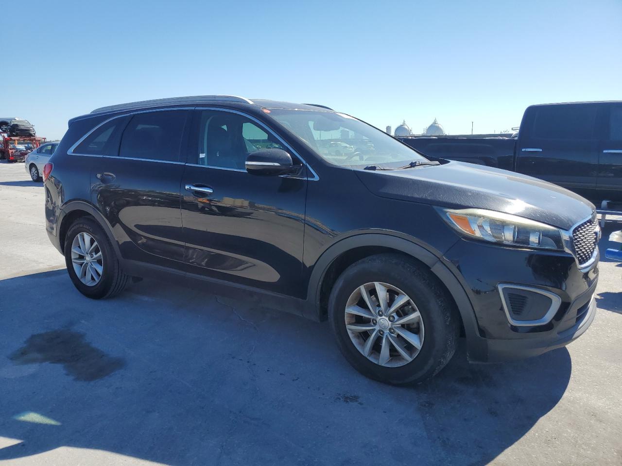 VIN 5XYPG4A32HG264109 2017 KIA SORENTO no.4