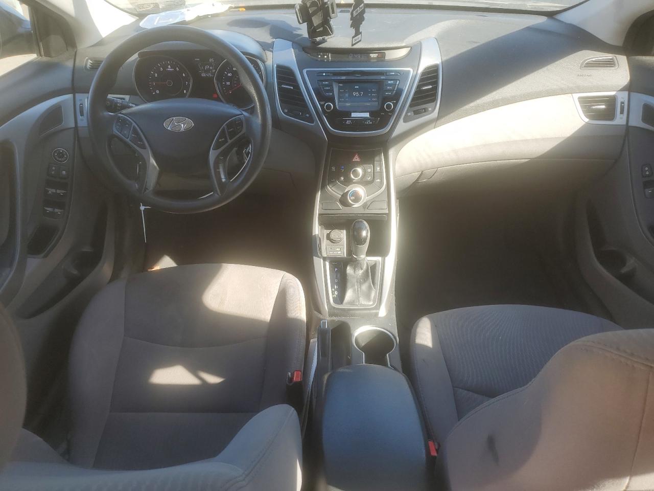 2016 Hyundai Elantra - Image 8