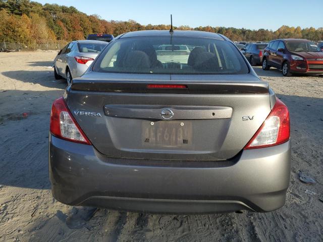  NISSAN VERSA 2018 Szary