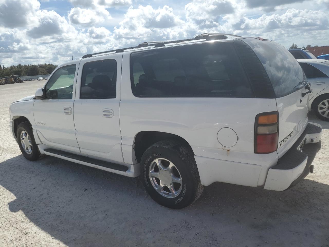 2004 GMC Yukon - Image 2