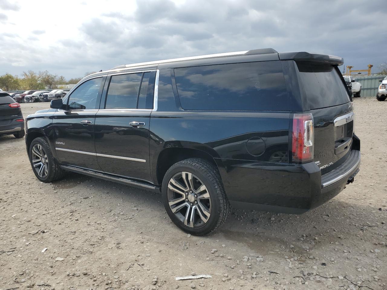 2016 GMC Yukon - Image 2