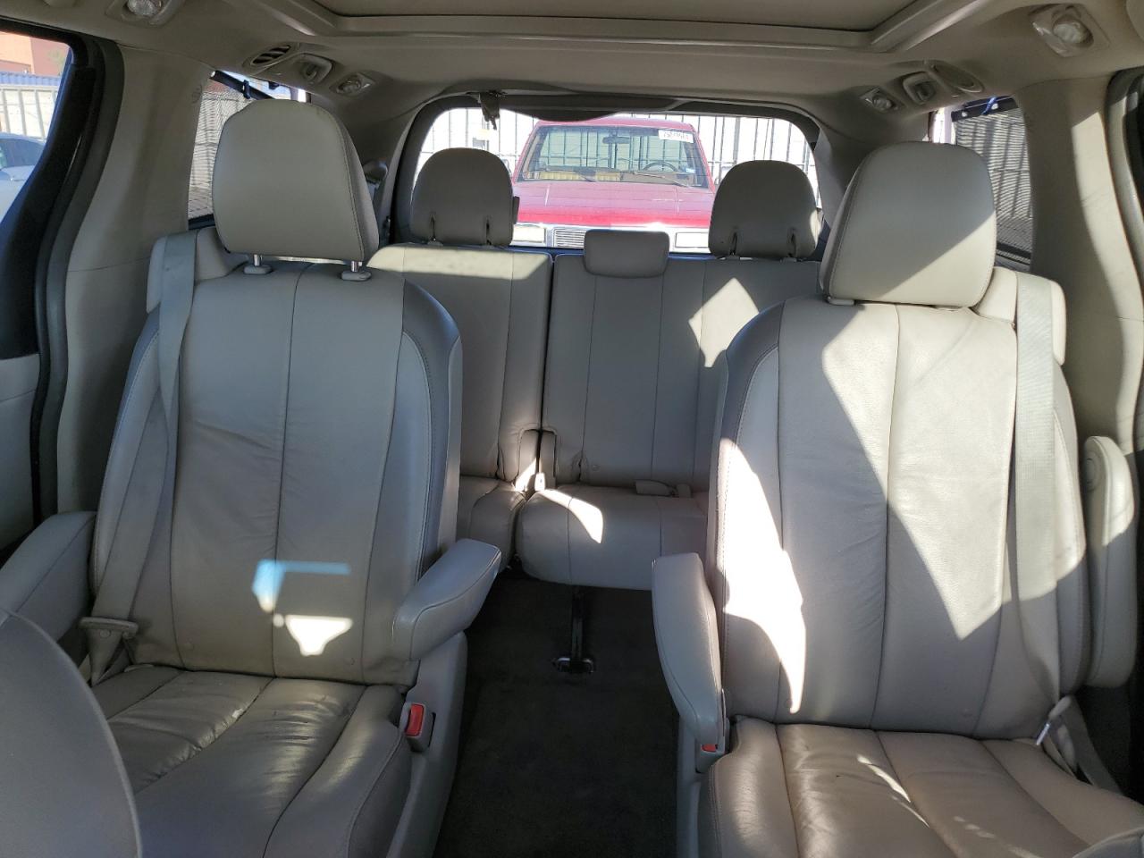 2012 Toyota Sienna Xle VIN: 5TDYK3DC4CS195489 Lot: 84370125