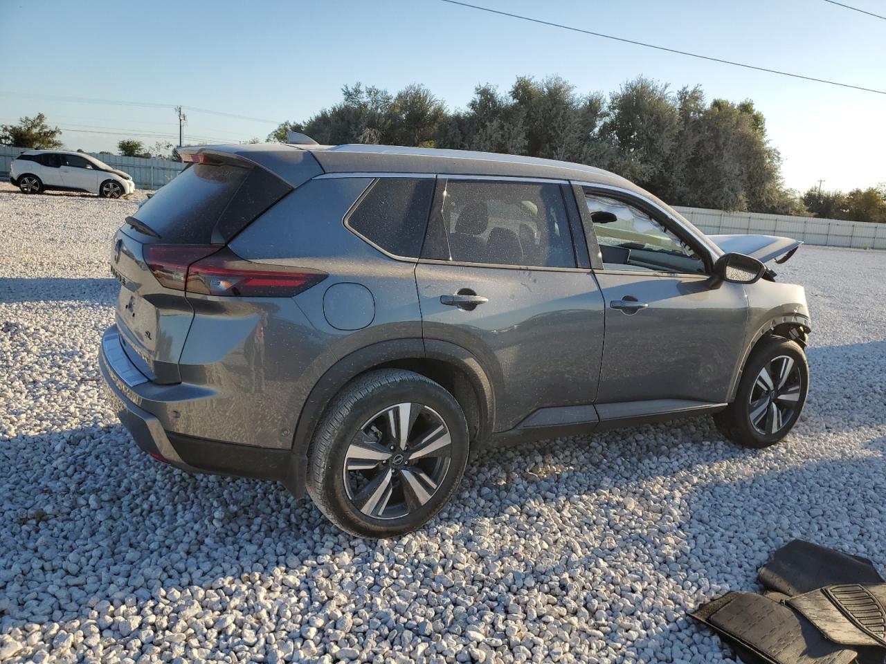 2024 Nissan Rogue - Image 3
