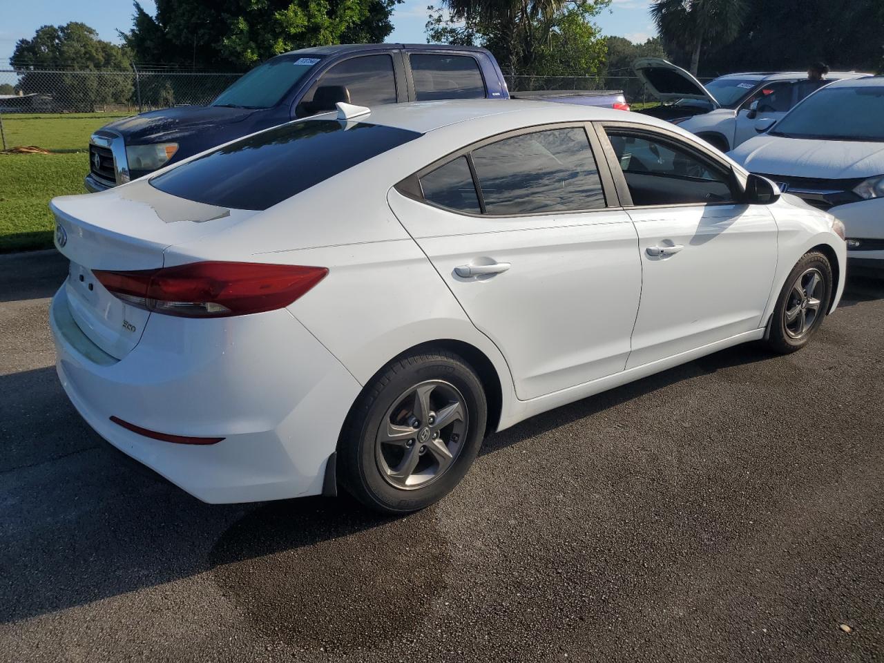 2017 Hyundai Elantra - Image 3