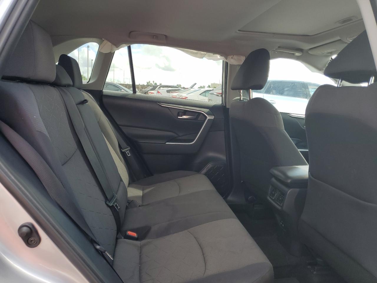 2019 Toyota RAV 4 - Image 12