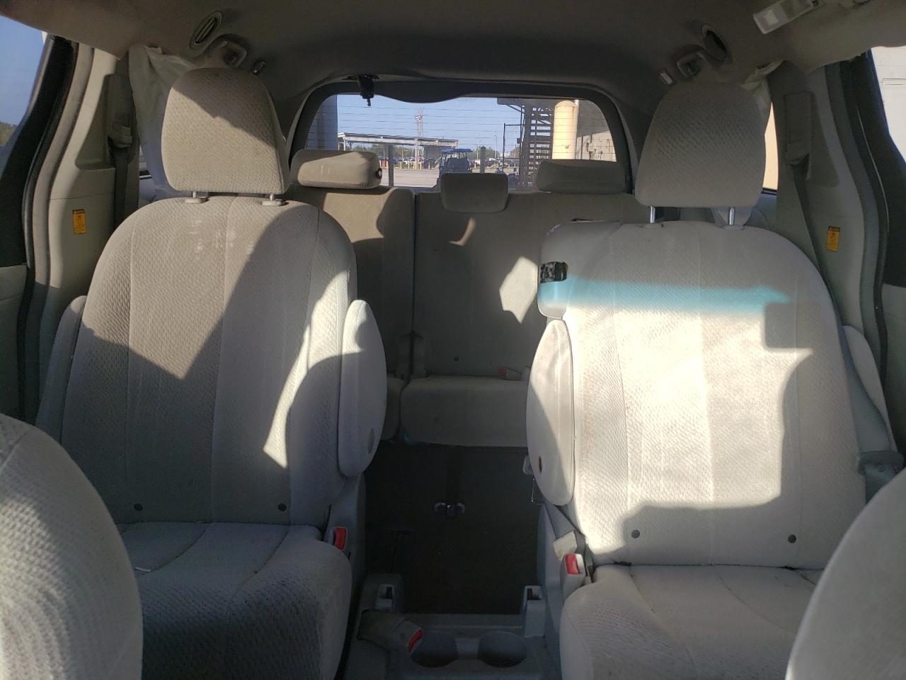 2013 Toyota Sienna - Image 10