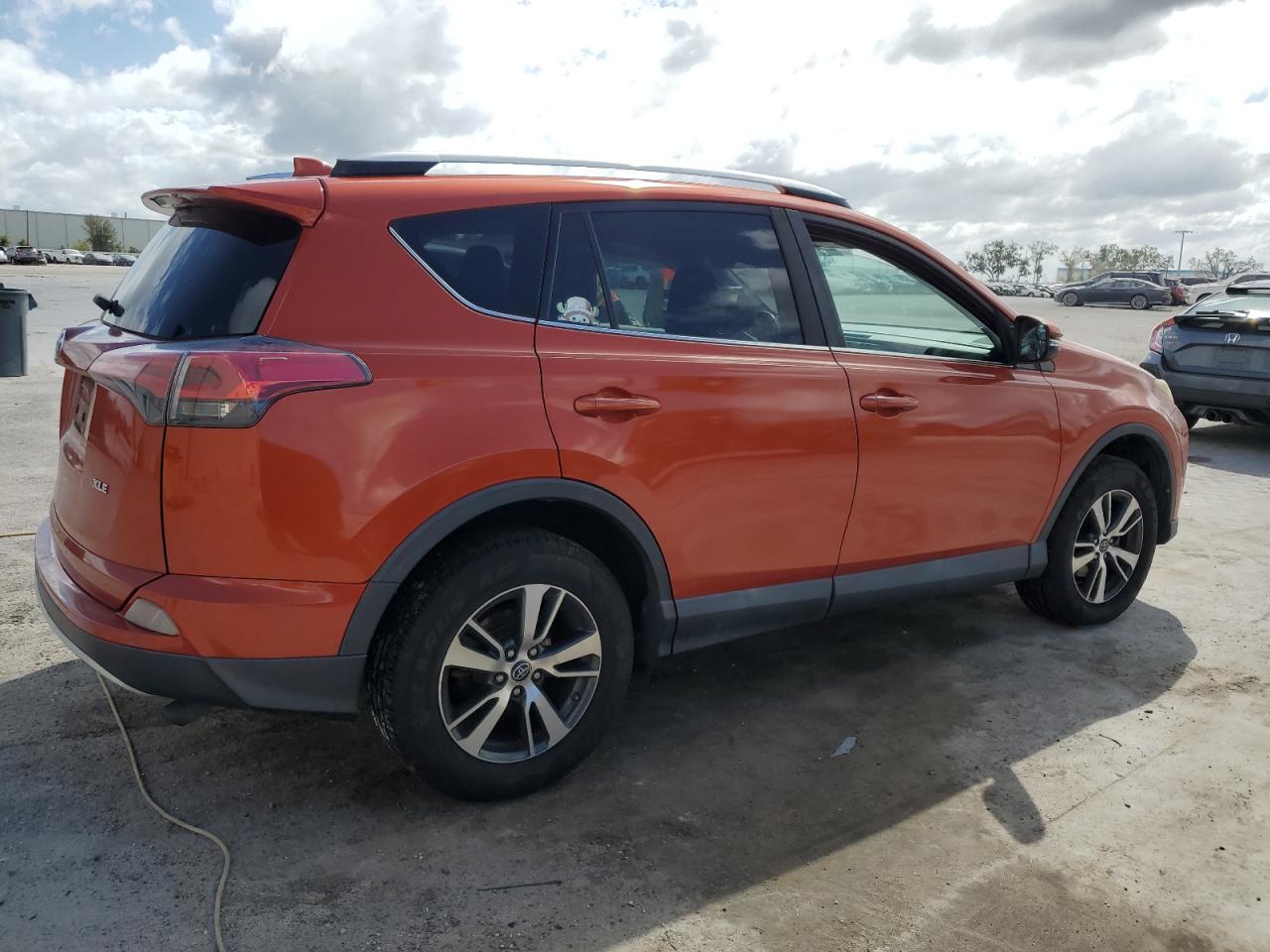 2T3WFREV1GW263203 2016 Toyota Rav4 Xle