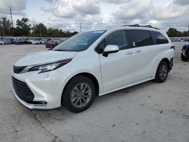 2022 Toyota Sienna Xle